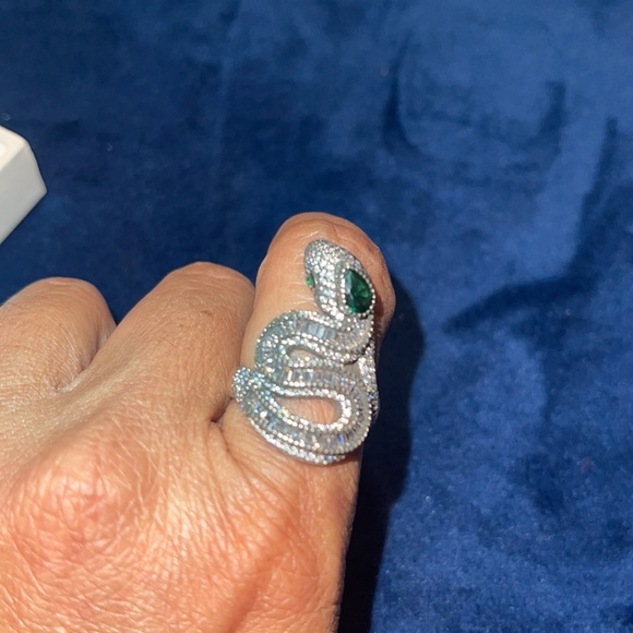 Green eyed embellished snake ring - Picture 5 of 10